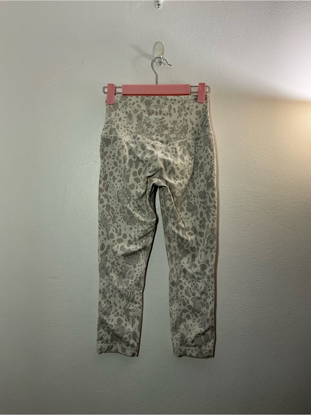 lululemon Animal-Print Capri Leggings Size 4 - Picture 2 of 6